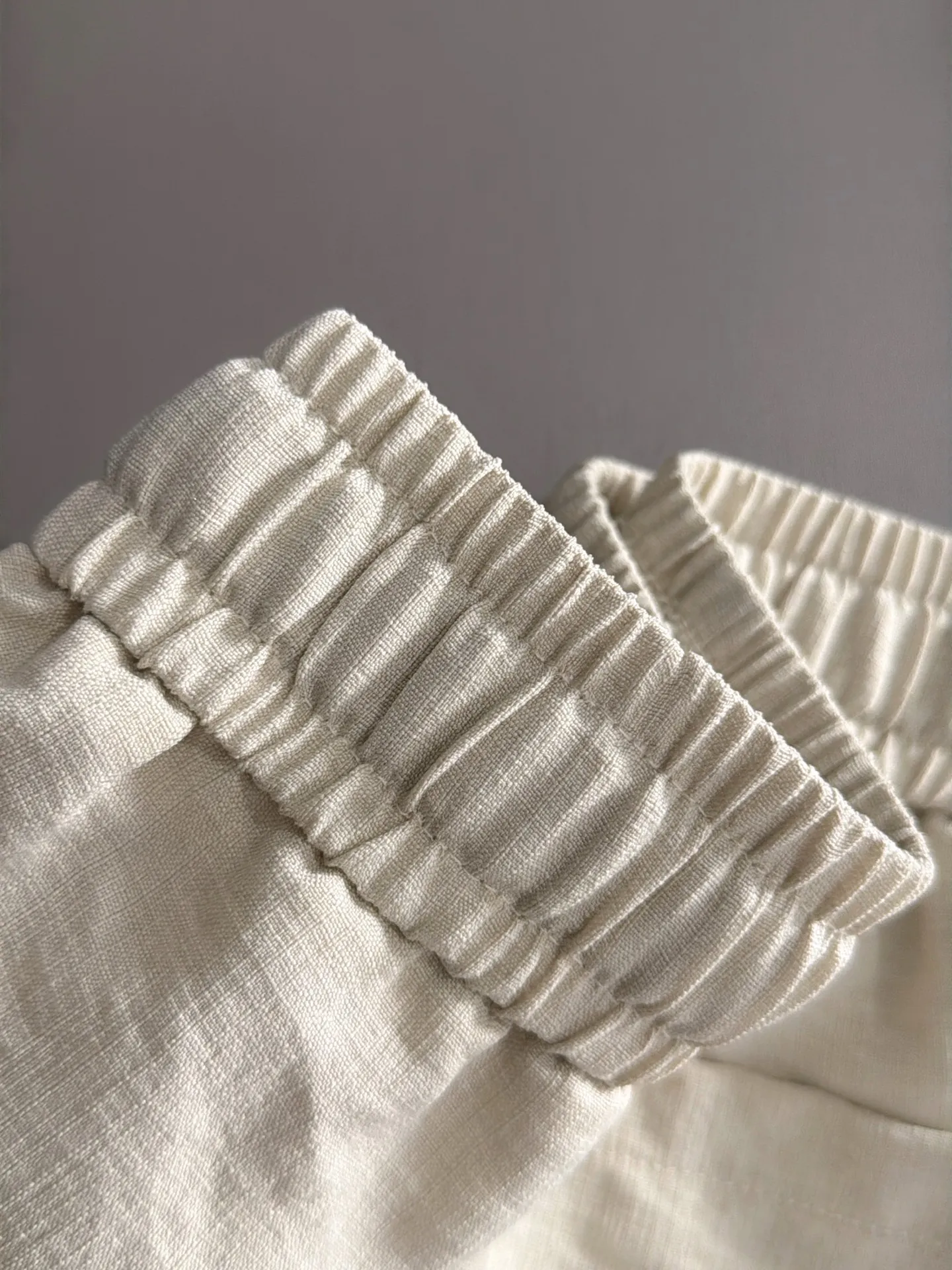Burberry's 2026 spring and summer new shorts are made of imported Japanese Denim plain cotton, complete with three standards. The top stone-washed process makes the texture reach the old taste of the 1980s, soft, delicate and comfortable. The color has a modern and fashionable vicissitudes of life, and the upper body is Versatile fashionable! Light luxury, a must-have item for daily commuting! Sizes: M-5XL (please state your height and weight when placing an order)